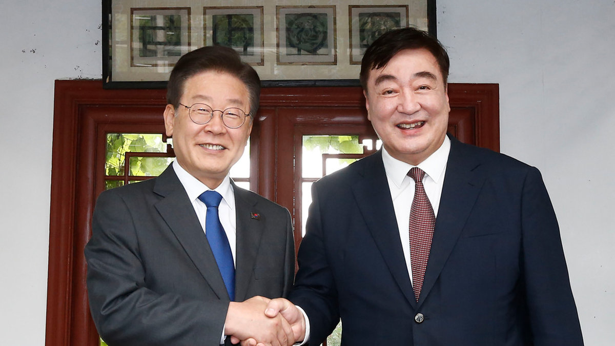 Före bråket: bild från i torsdags, då Kinas Sydkorea-ambassadör Xing Haiming, till höger, åt middag med den sydkoreanske oppositionsledaren Lee Jae-Myung.