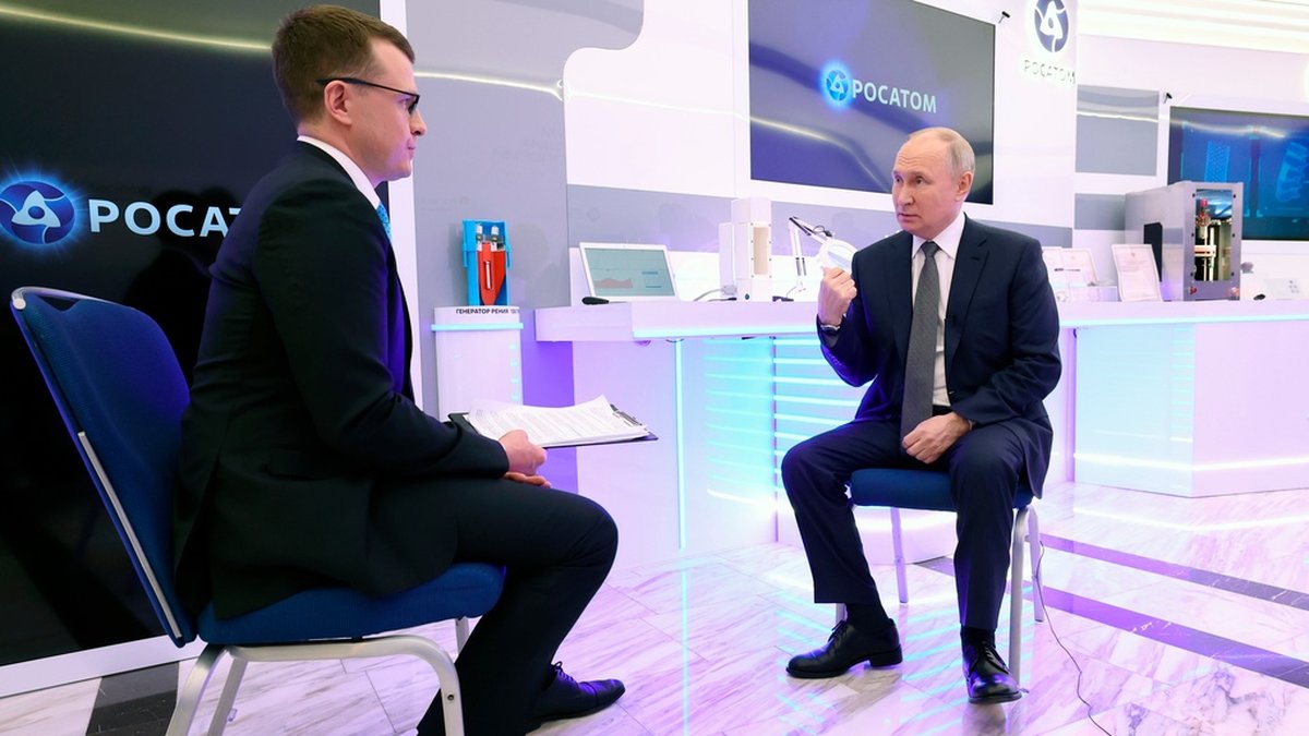 Rysslands president Vladimir Putin intervjuas av den statliga tv-kanalen Rossiya 1 den 14 februari 2024.