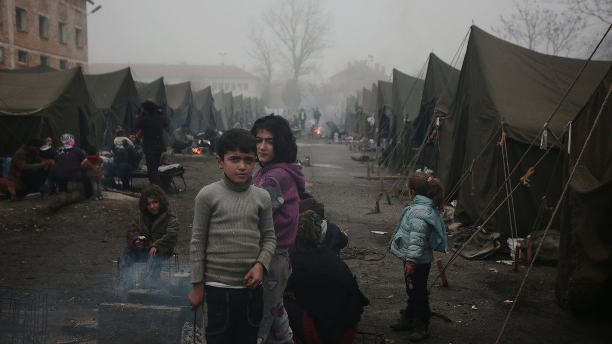 Syriska flyktingbarn försöker hålla värmen i Bulgarien, november 2013. 