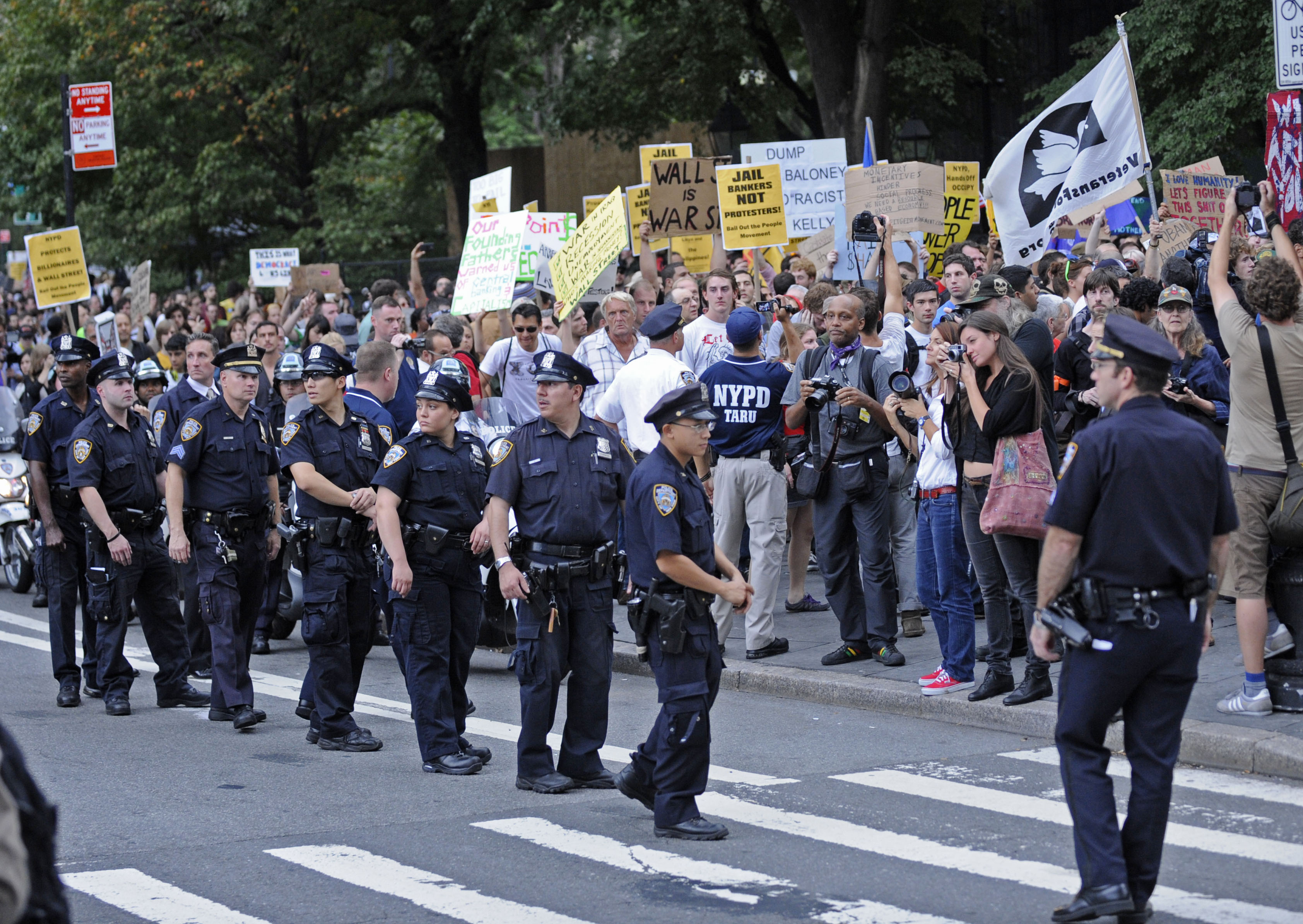 Polisen har satt in hårdhandskarna mot demonstranterna i New Yorks affärskvarter.