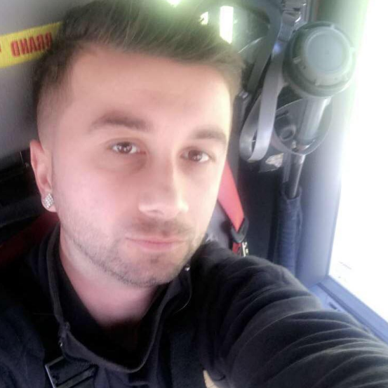 Adis räddade barnet som satt i den varma bilen Adis räddade barnet som satt i den varma bilen