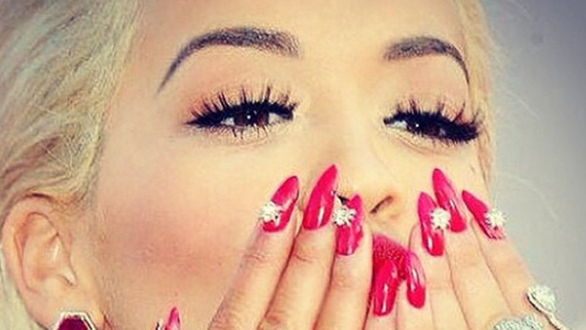 Rita Ora matchar sina diamanter med röda långa naglar. 