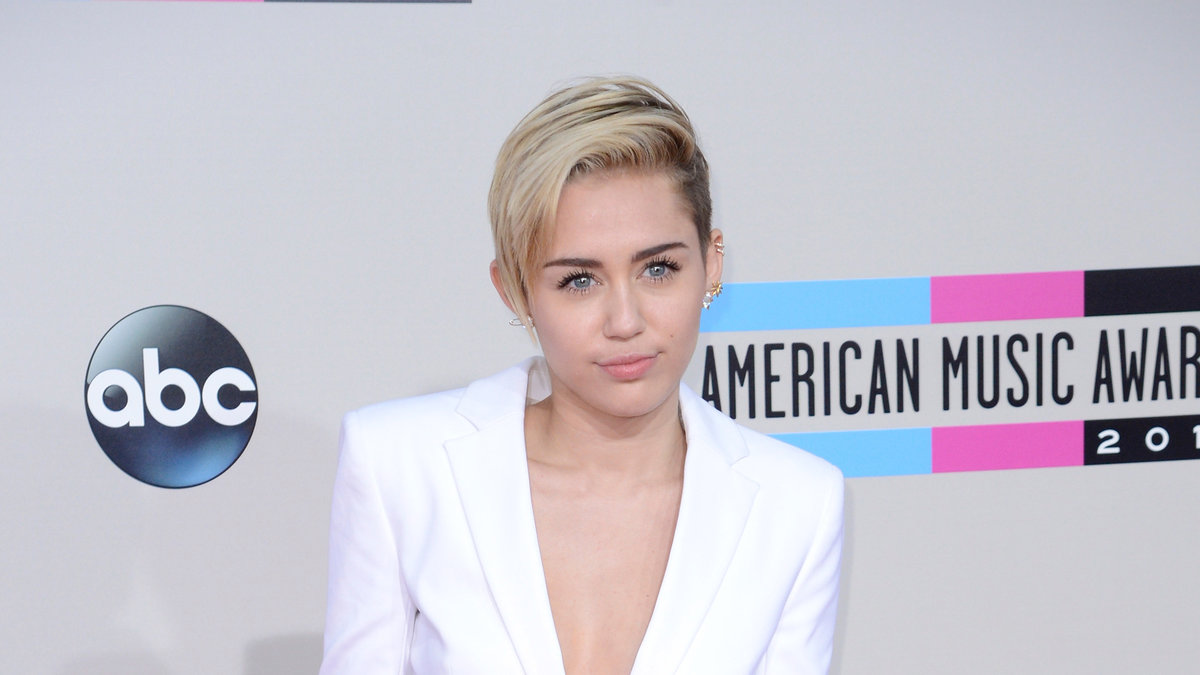 2013: På American Music Awards valde artisten att bära en vit kostym.