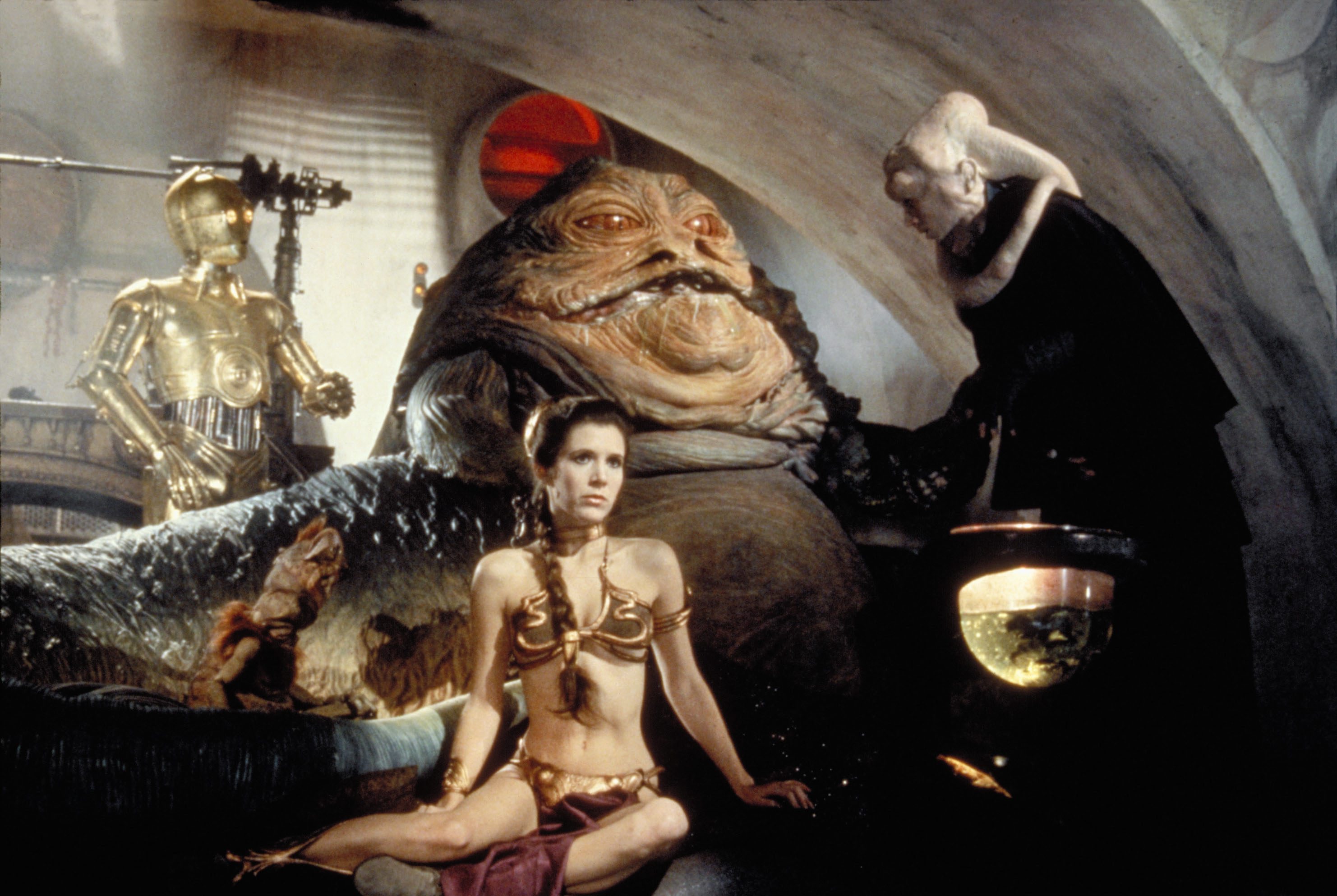 Star Wars-karaktären Jabba the Hutt satt rakt framför honom.