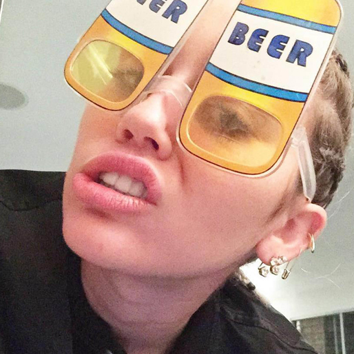 Miley Cyrus gillar också öl. 