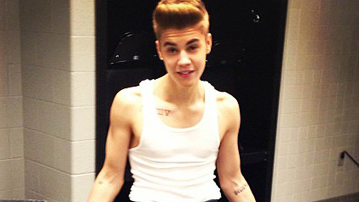 Justin Bieber poserar i helt normala jeans. Det var ett tag sen. 