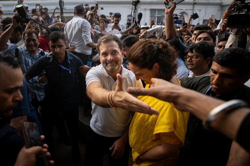 Kongresspartiets ledare Rahul Gandhi hälsar på väljare på tisdagen.