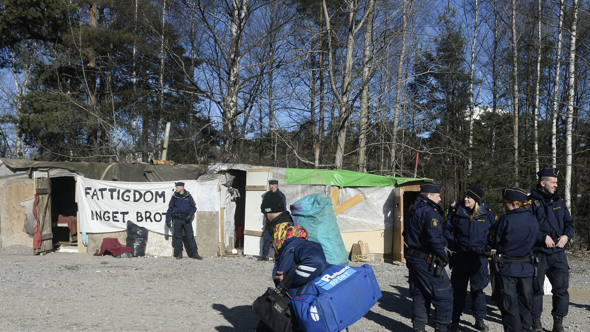Romer med packade väskor i det läger som polisen och kronofogdemyndigheten under torsdagen försöker avhysa från sin boplats.