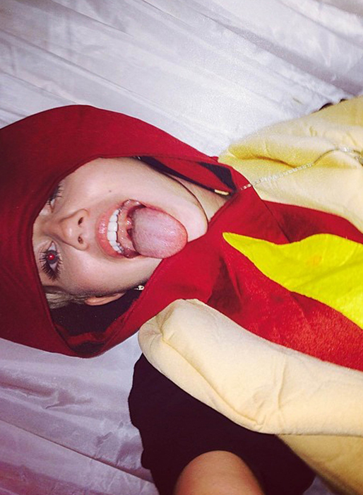 Miley Cyrus i korvdräkt. Helt vanligt. Miley Cyrus i korvdräkt. Helt vanligt.