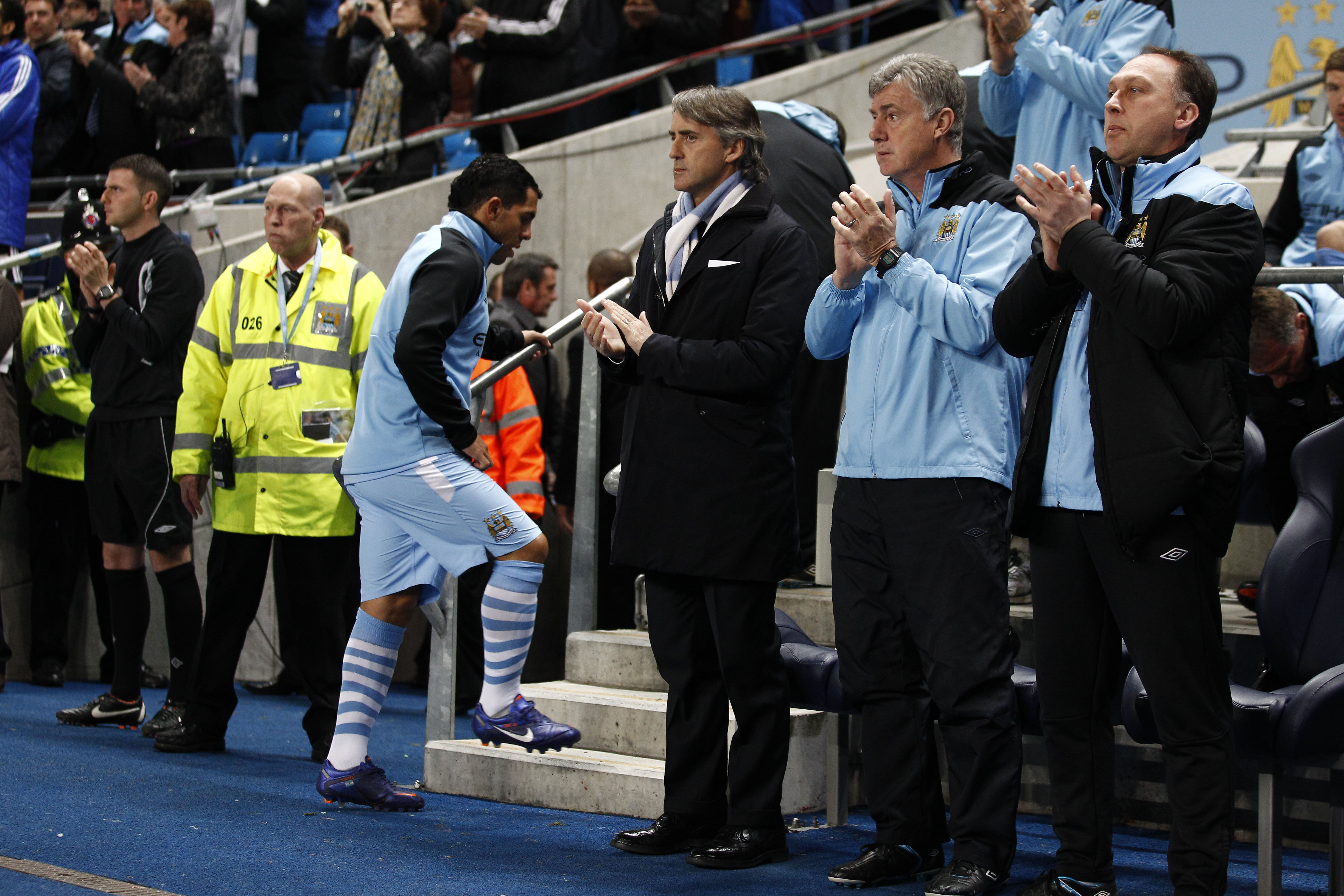 Tevez bänkar sig inför comebacken mot Chelsea. Tevez bänkar sig inför comebacken mot Chelsea.