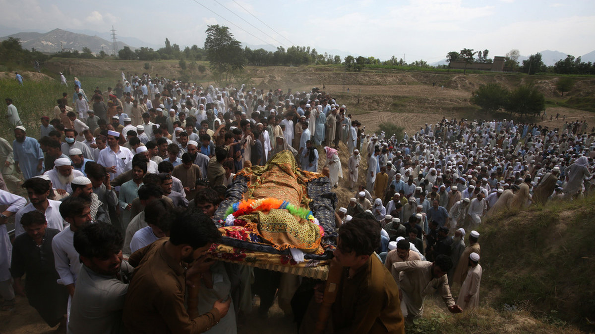Sörjande bär en kista med ett av offren för söndagens självmordsbomb i Bajur, Pakistan.