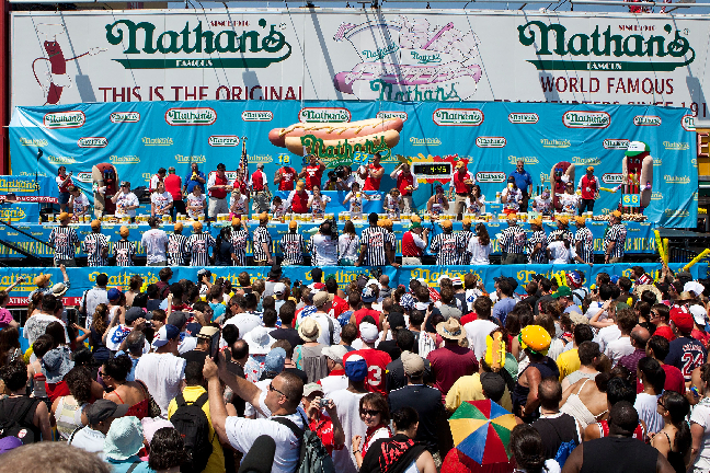 Det var många nationaldagsfirare som kommit för att se den årliga korvätartävlingen på Coney Island, New York.