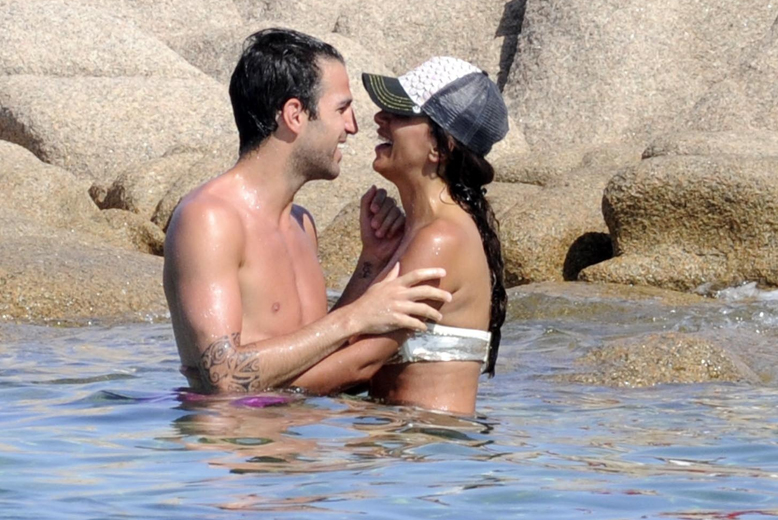Francesc Fabregas tar med sig sin flickvän till Italiens Sardinien för att svalka sig i kristallklart vatten. 