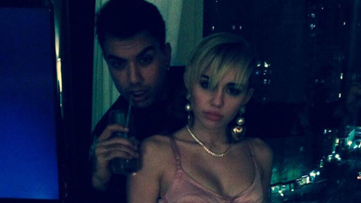 Miley Cyrus ser till att festa rejält. 