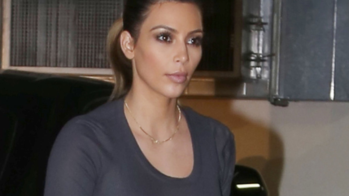 Kim Kardashian är ute och går med lilla North West som var mysigt nerbäddad i vagnen. 