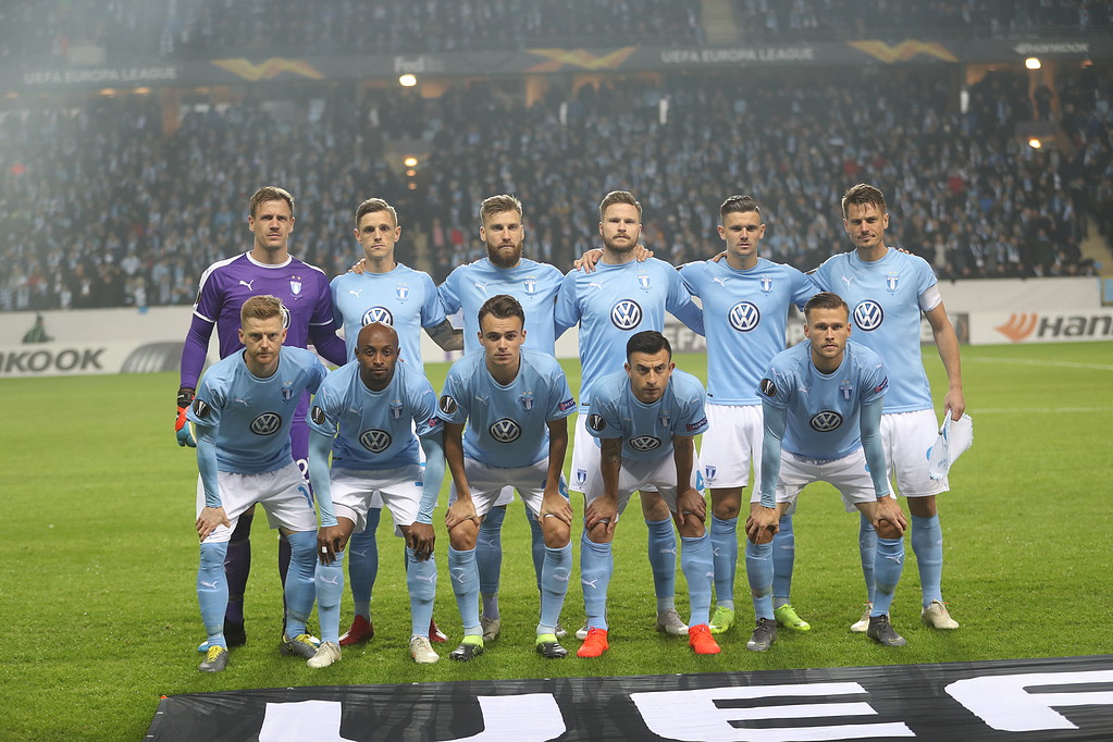 Hasse Backe tror att det är Malmö FF vinner SM-guld 2019. Bildkälla: TT/Andreas Hillergren. Hasse Backe tror att det är Malmö FF vinner SM-guld 2019. Bildkälla: TT/Andreas Hillergren.