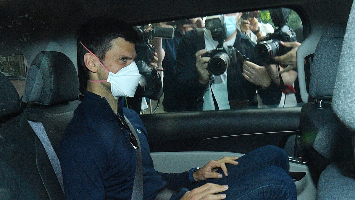Novak Djokovic på väg till domstolsförhandlingen.