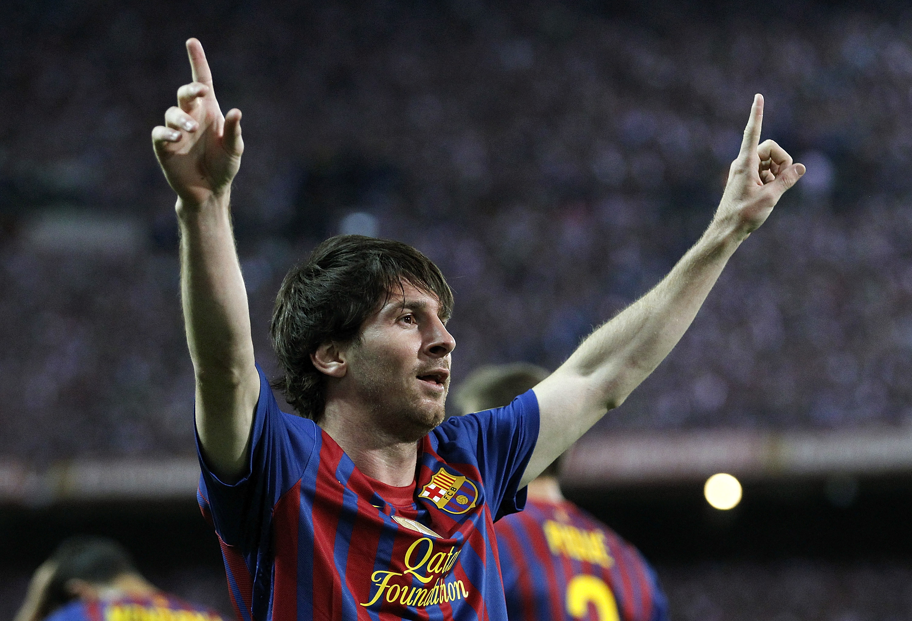 Med sponsoravtal är Messi den bäst betalda fotbollsspelaren men i ren lön av Barcelona är han långt efter Zlatan.