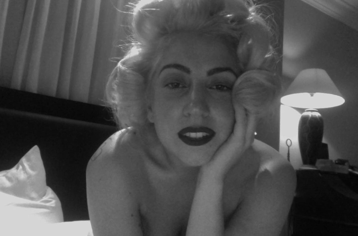 Ensamt på hotellrummet? Gaga twittrar gärna med sina små monster under lugnare stunder. Ibland är det lätt att glömma att stjärnan trots allt bara är 26.