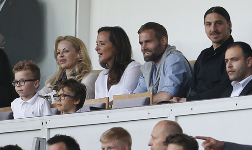 Dubbeldejt! Zlatan och Helena går på fotboll med Olof Mellberg och hans fru Carolina Kihl. Dubbeldejt! Zlatan och Helena går på fotboll med Olof Mellberg och hans fru Carolina Kihl.