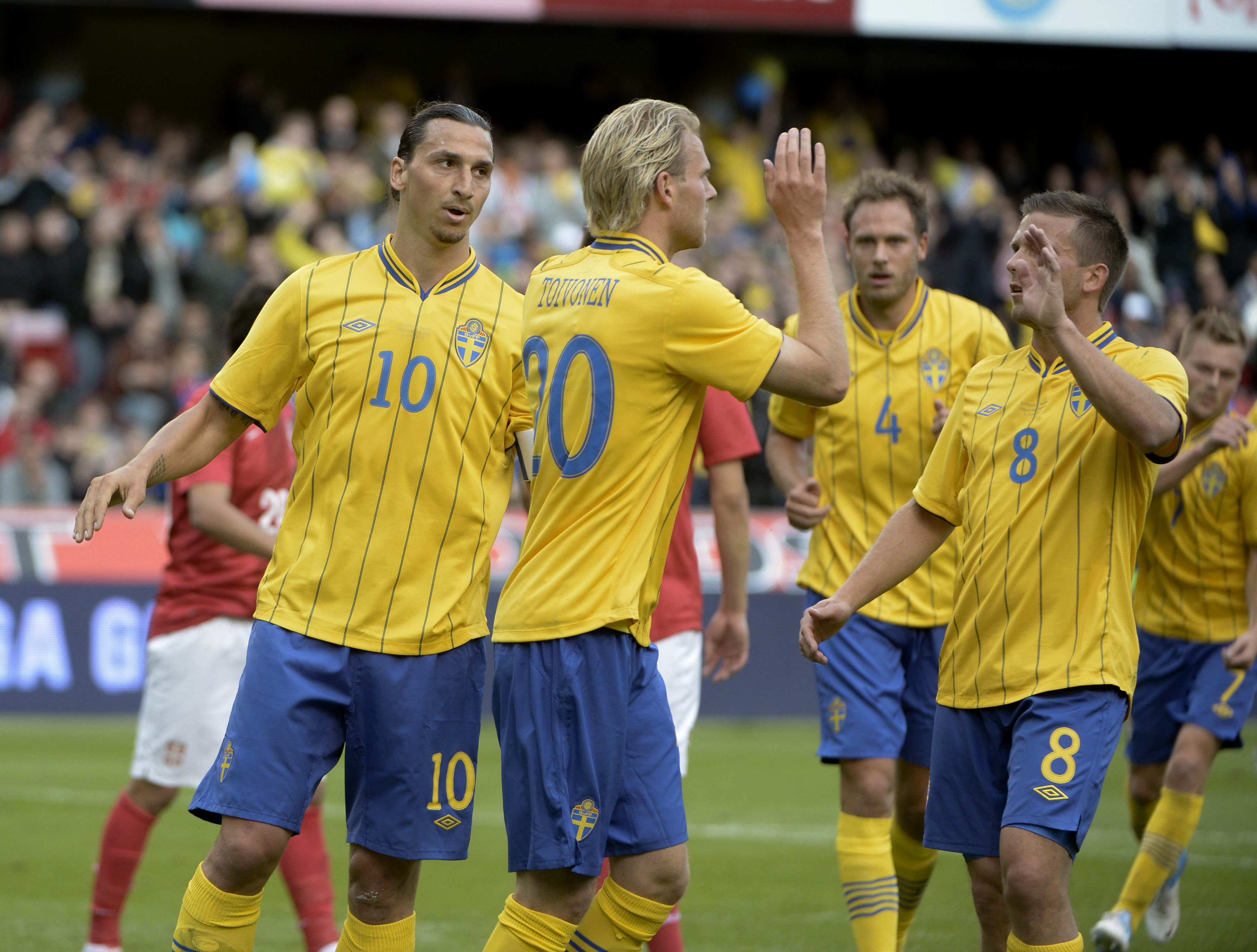 Ola Toivonen grattas efter sitt 1-0 mål. Ola Toivonen grattas efter sitt 1-0 mål.