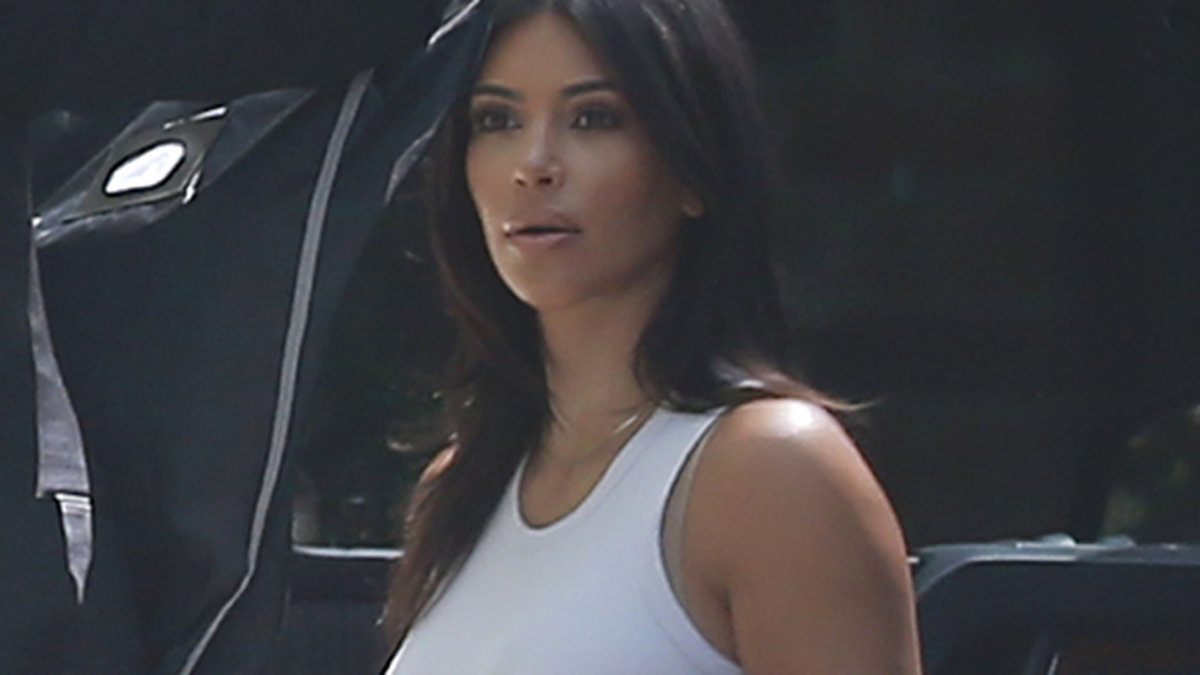 Kim Kardashian hälsar på hos en kompis i Los Angeles. 