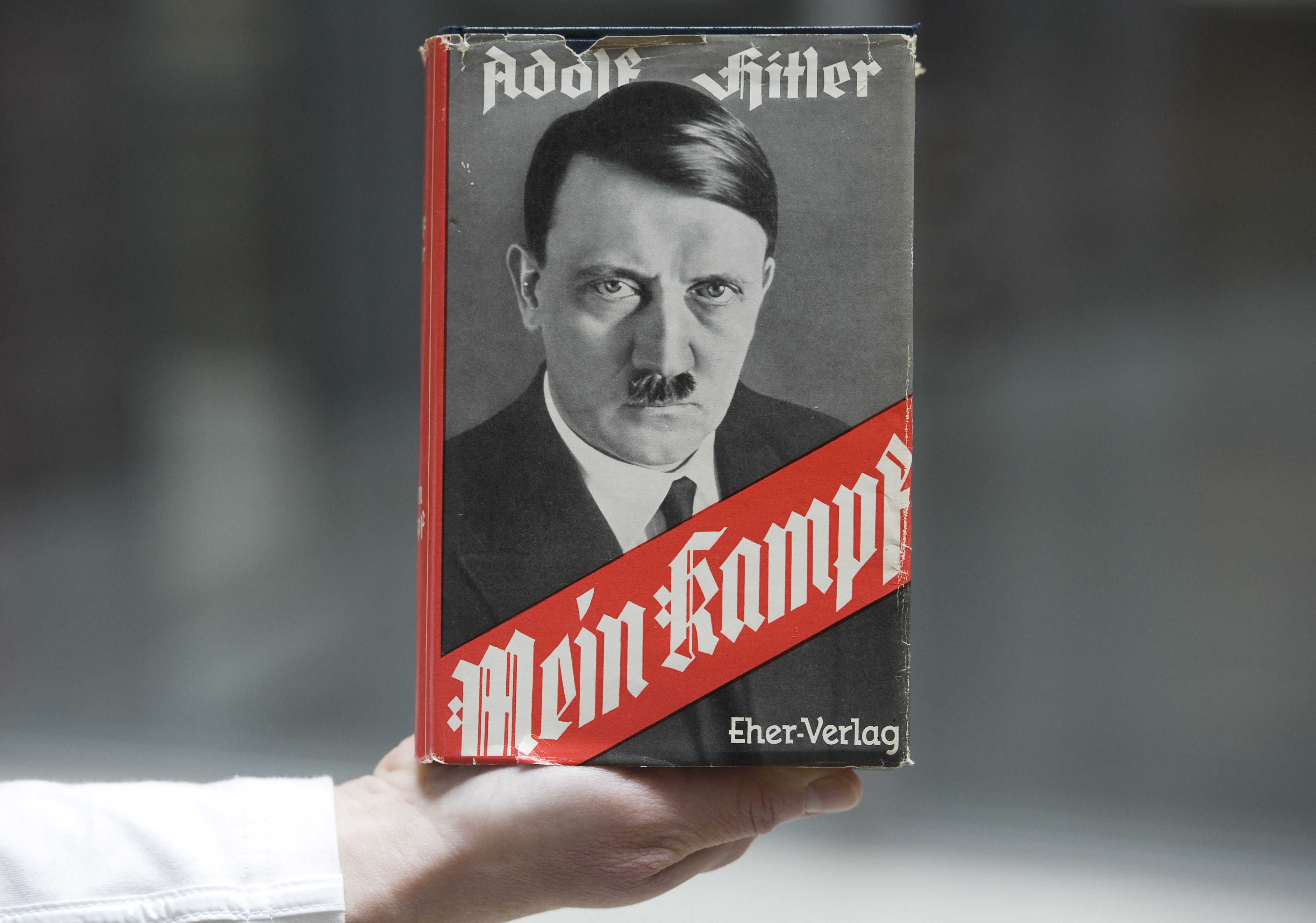 Hitlers bok "Mein Kampf" släpptes 1925, alltså några år innan han kom till makten.