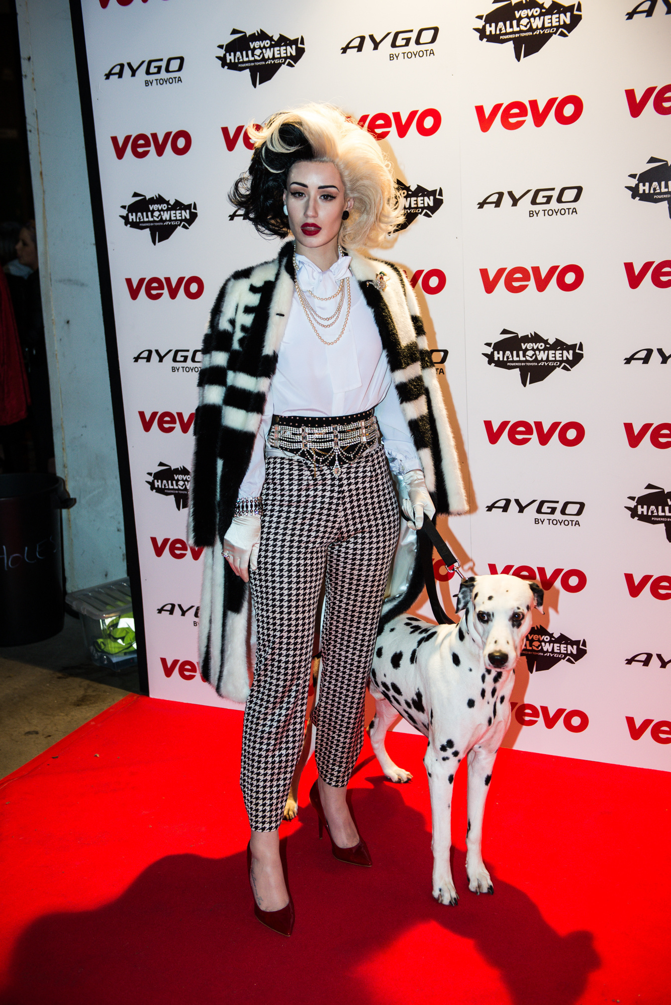 Är det här Cruella De Ville? Eller Iggy Azalea? Är det här Cruella De Ville? Eller Iggy Azalea?