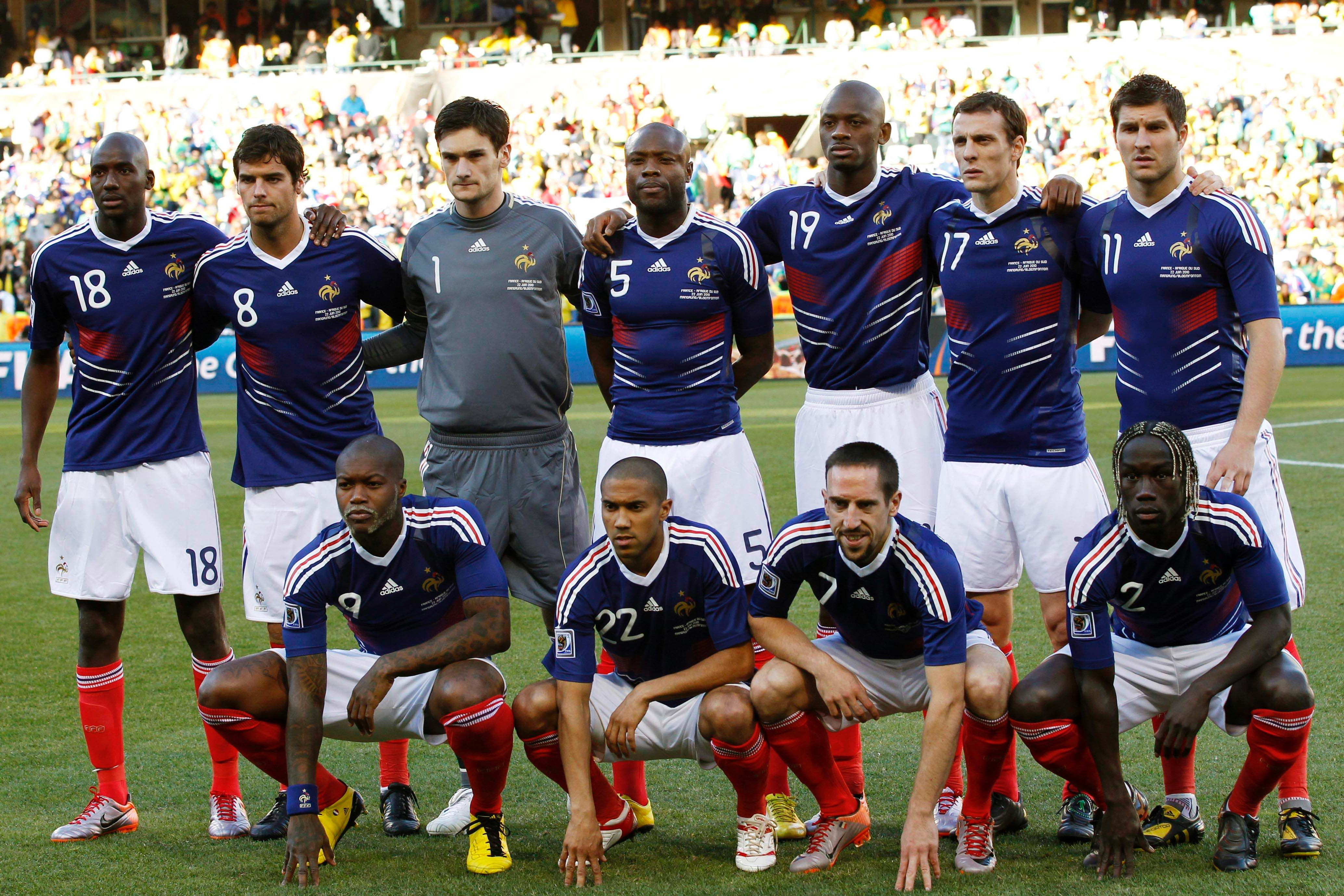 Det franska landslaget vid VM 2010. Nu planerar förbundet att stämma tidningen som publicerade uppgifterna om de rasistiska kvoteringarna.