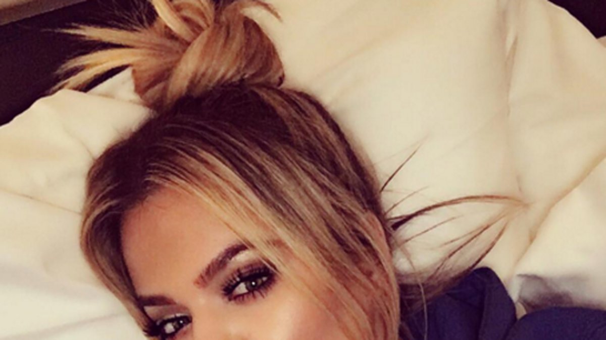 Khloe Kardashian tar en godnatt-selfie.