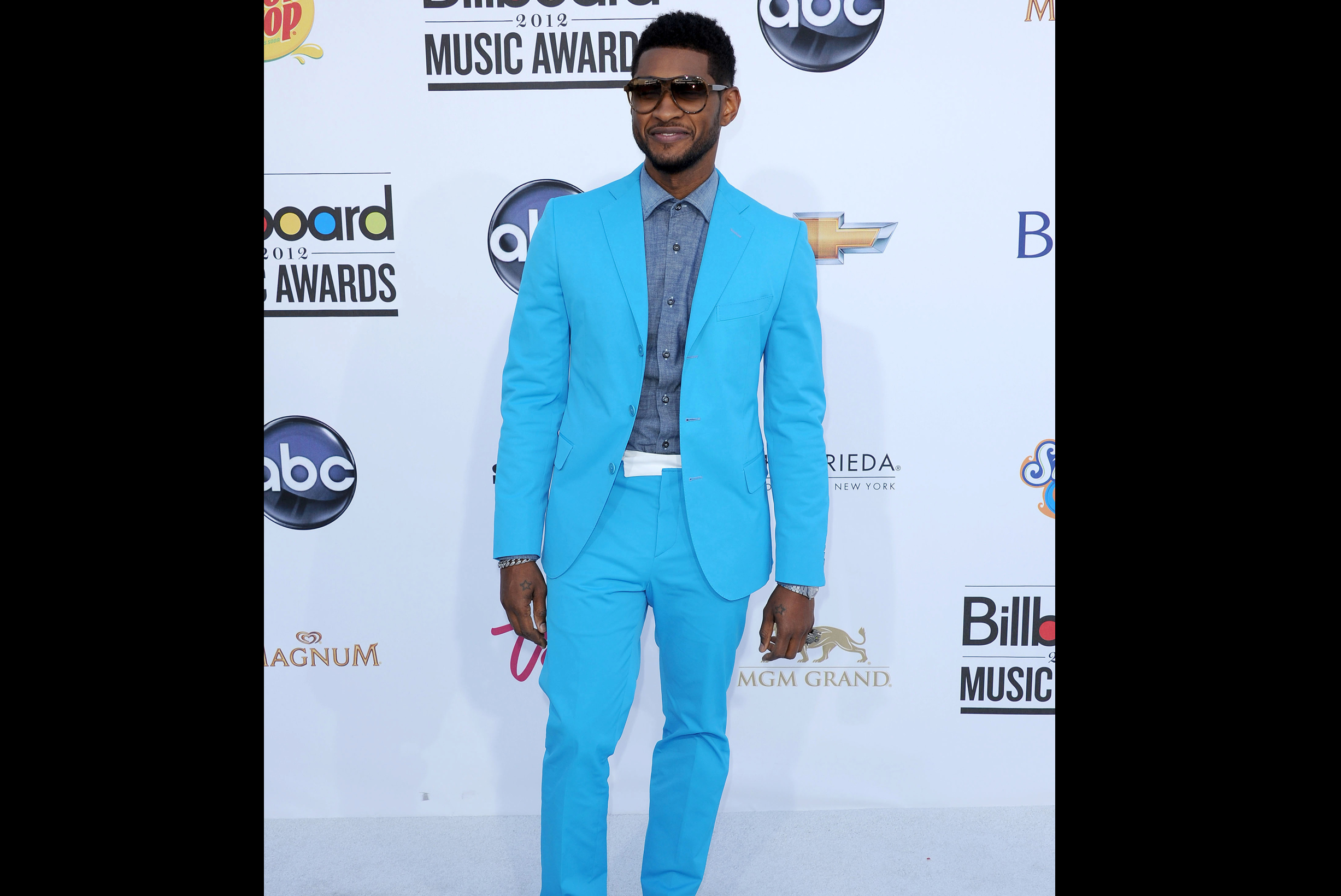 Om man plockar ut de fyra första bokstäverna från Ushers namn så är det en bra förklaring på denna poolifierade outfit.