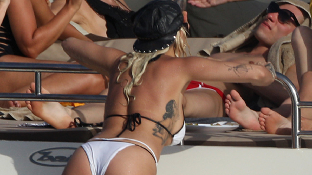 Rita Ora körde vit bikini. 