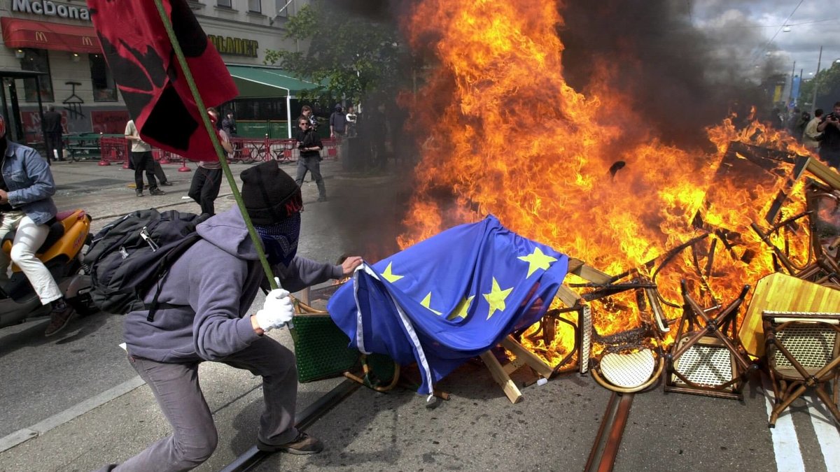 De brände stolar och EU-flaggan.