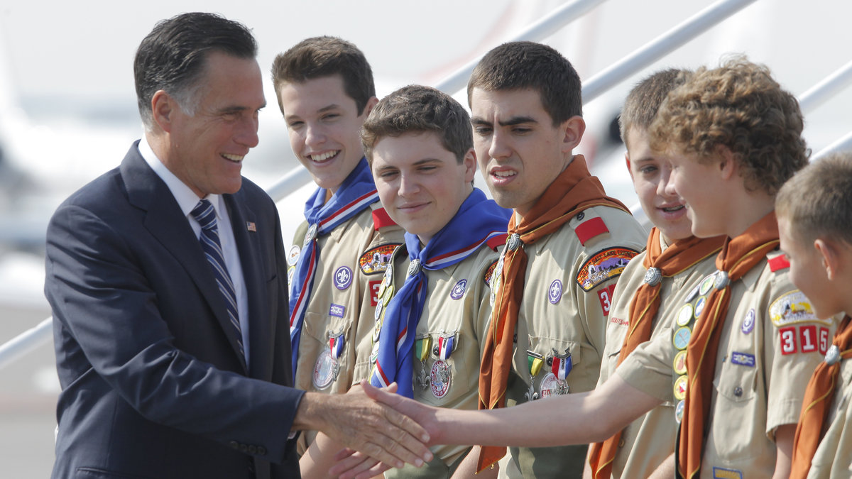 Republikanske presidentkandidaten Mitt Romney hälsar på scouter.