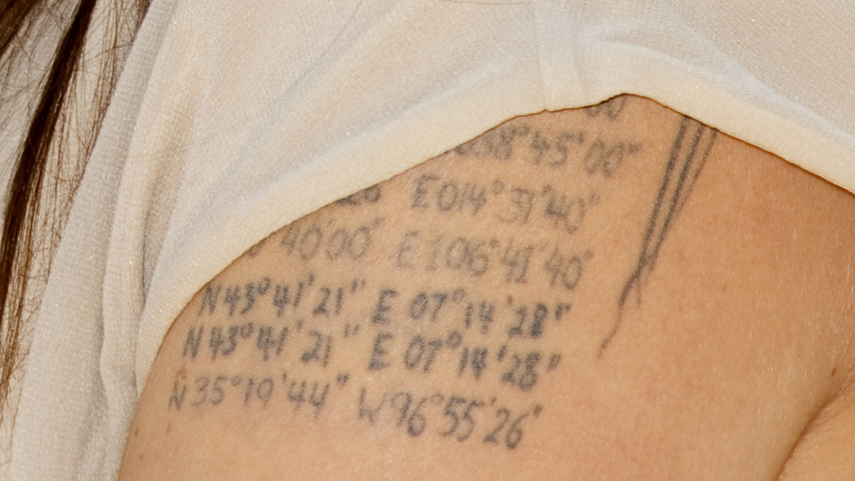 På sin arm har Angelina nämligen tatuerat koordinaterna för sina barns födelseplatser – och även blivande maken Brad Pitts koordinater. Fantasifullt.