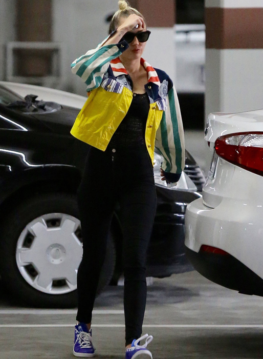 Miley Cyrus i färggrann jacka. 