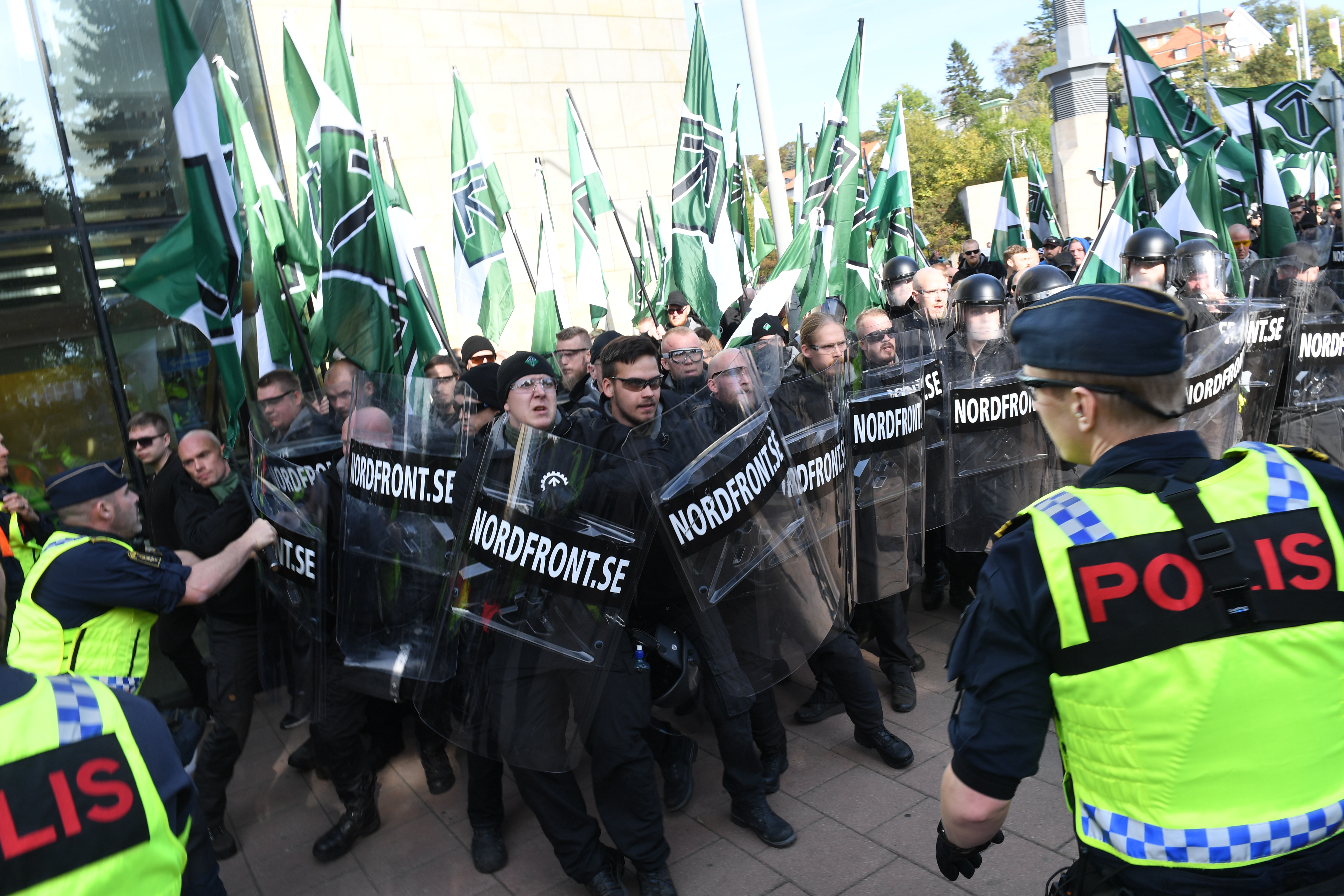Inför lördagens demonstrationer i Göteborg har det rapporterats om att polisen har förberett sig med den största polisinsatsen i Sverige på tio år. Inför lördagens demonstrationer i Göteborg har det rapporterats om att polisen har förberett sig med den största polisinsatsen i Sverige på tio år.