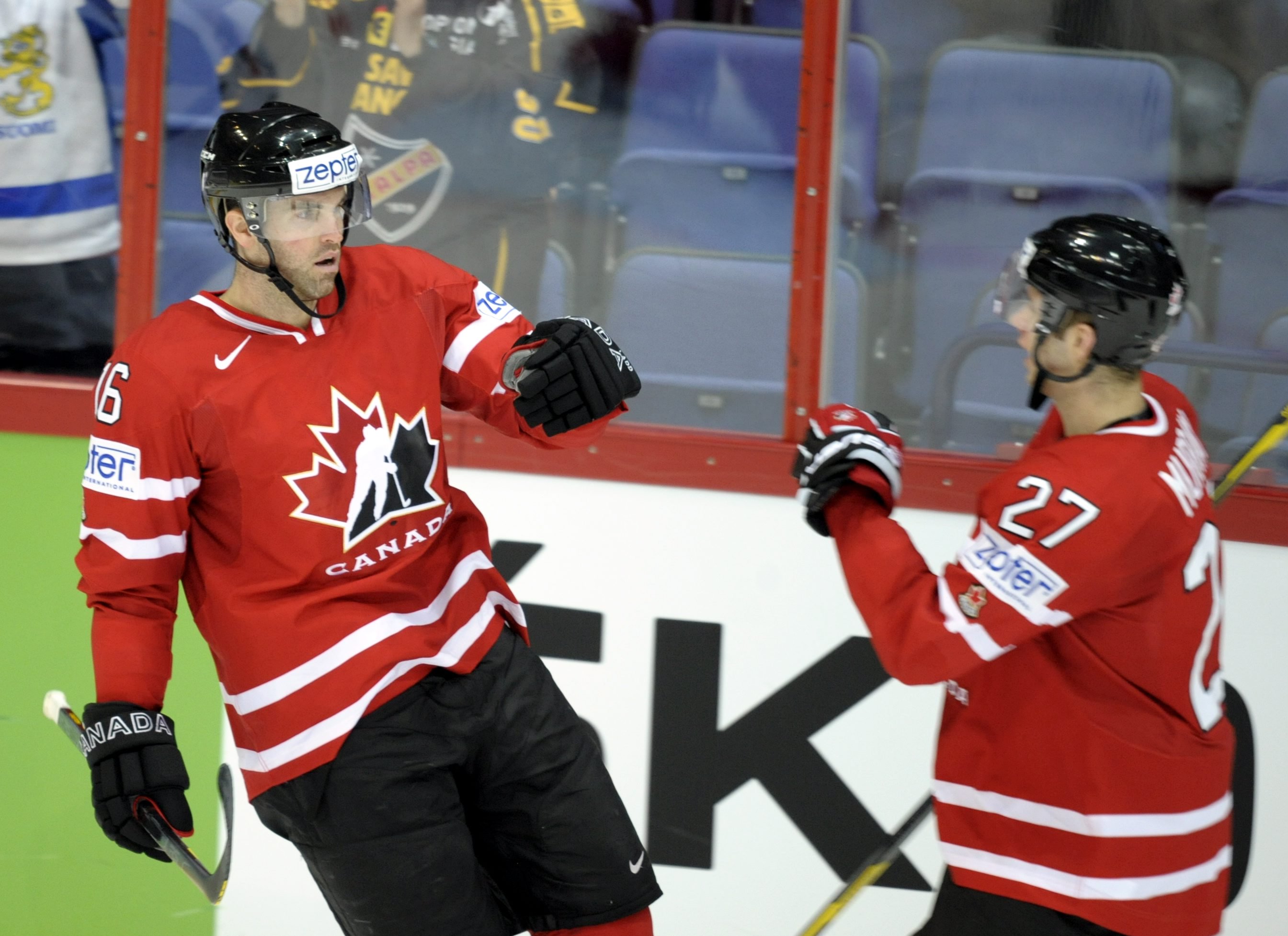 Kanada fick det tuffare mot Slovakien. Men Andrew Ladd (t v) kunde avgöra med sitt 3-1-mål.