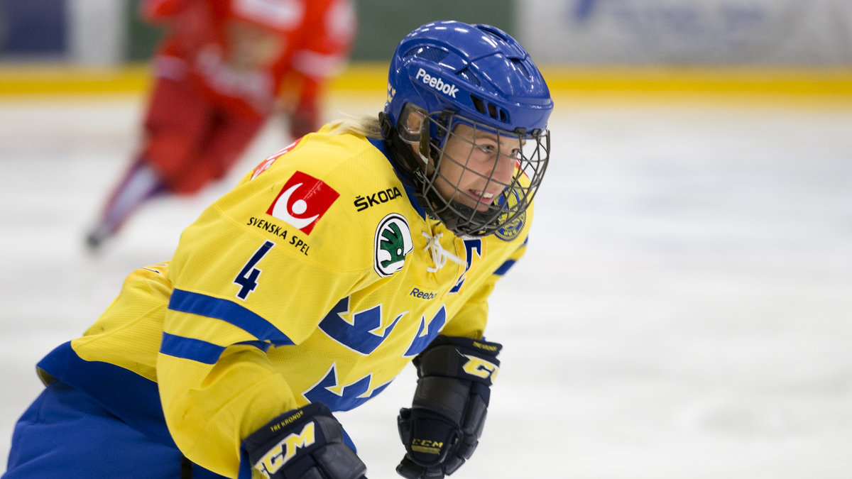 Jenni Asserholt under ishockeymatchen mellan Sverige och Ryssland 19 december 2014.