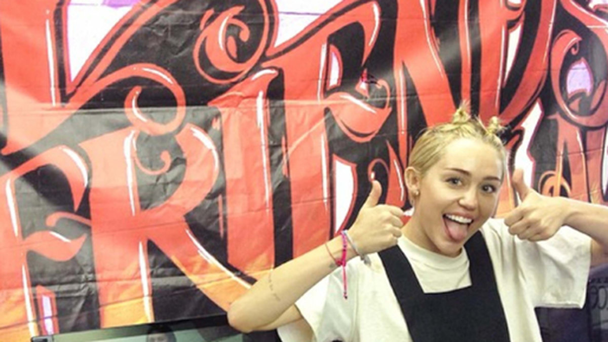 Miley Cyrus har det kul i hängselbyxor. 