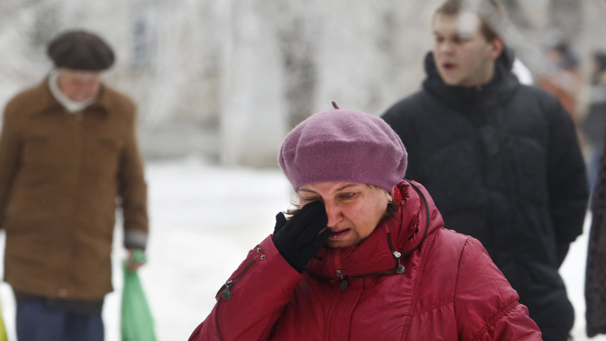En gråtande äldre kvinna i Volgograd på måndagsmorgonen.