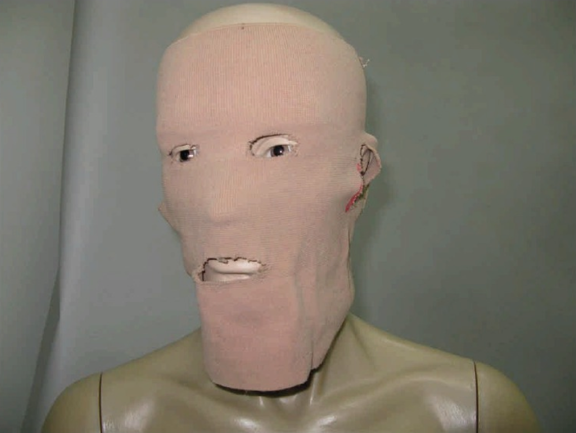 Denna mask är tillverkad av ett elastiskt knäskydd.
