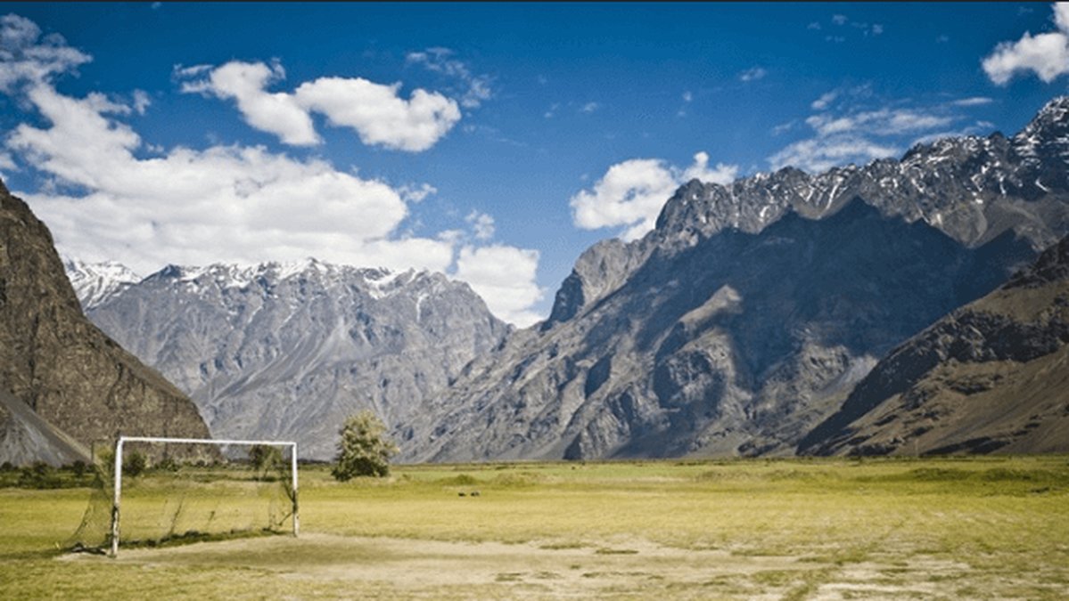 Här är en fotbollsplan i Tajikistan med en fin vy över himalayas bergssystem. 