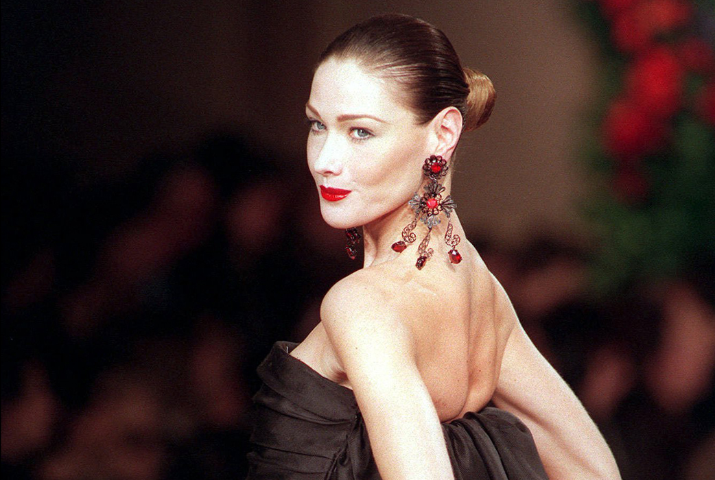 Carla Bruni på catwalken – inna hon började operera sig. Carla Bruni på catwalken – inna hon började operera sig.