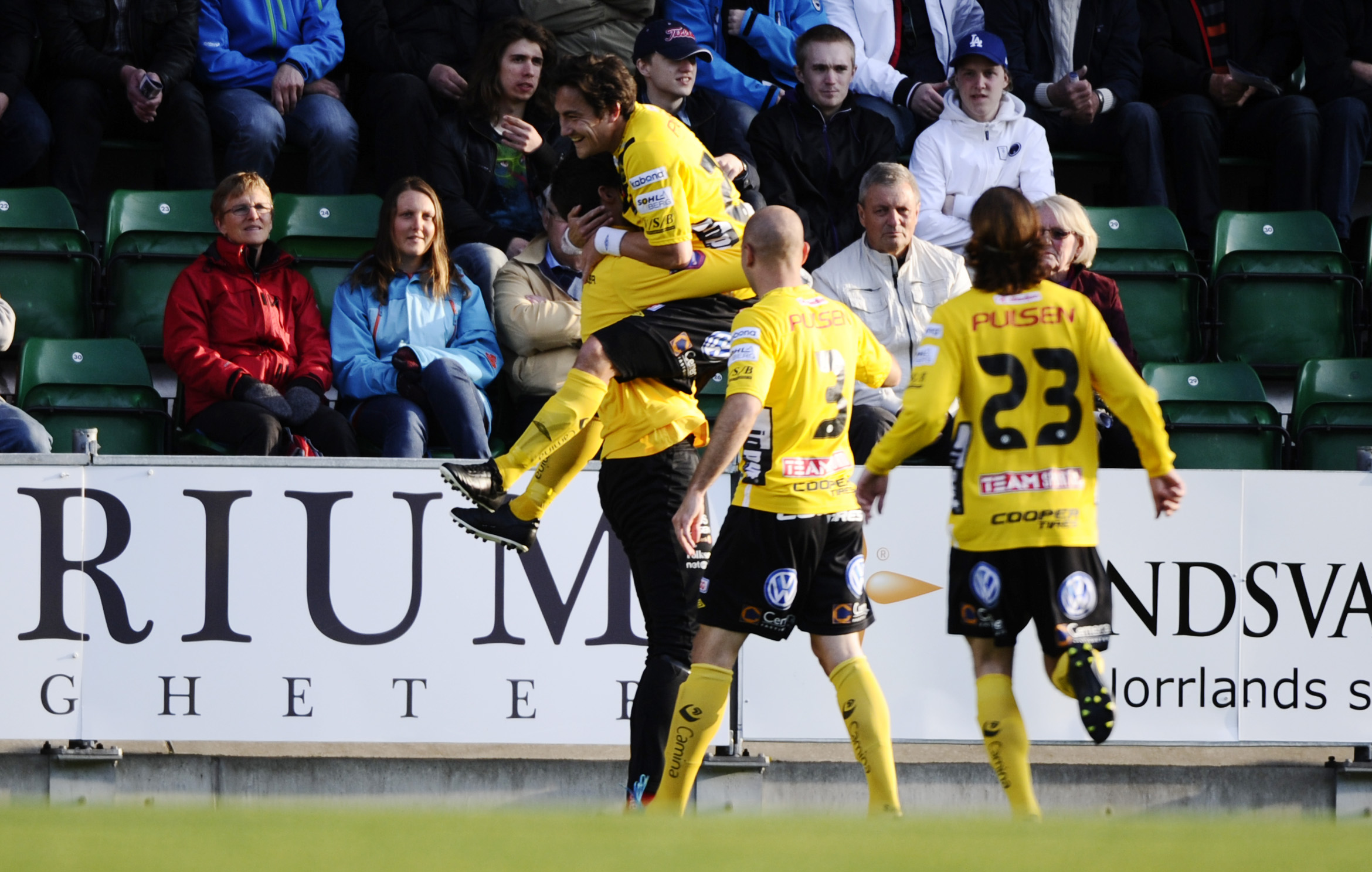 Elfsborg jublar efter ett av sina tre mål mot Sundsvall.