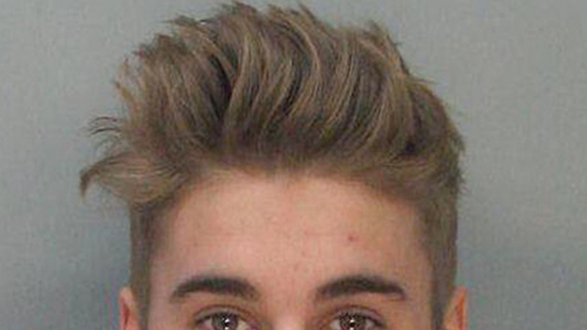 Smice! Justin Bieber fyrade av ett bländande leende. Det enda som är lite lurt är stjärnans totalt nedrökta blick...