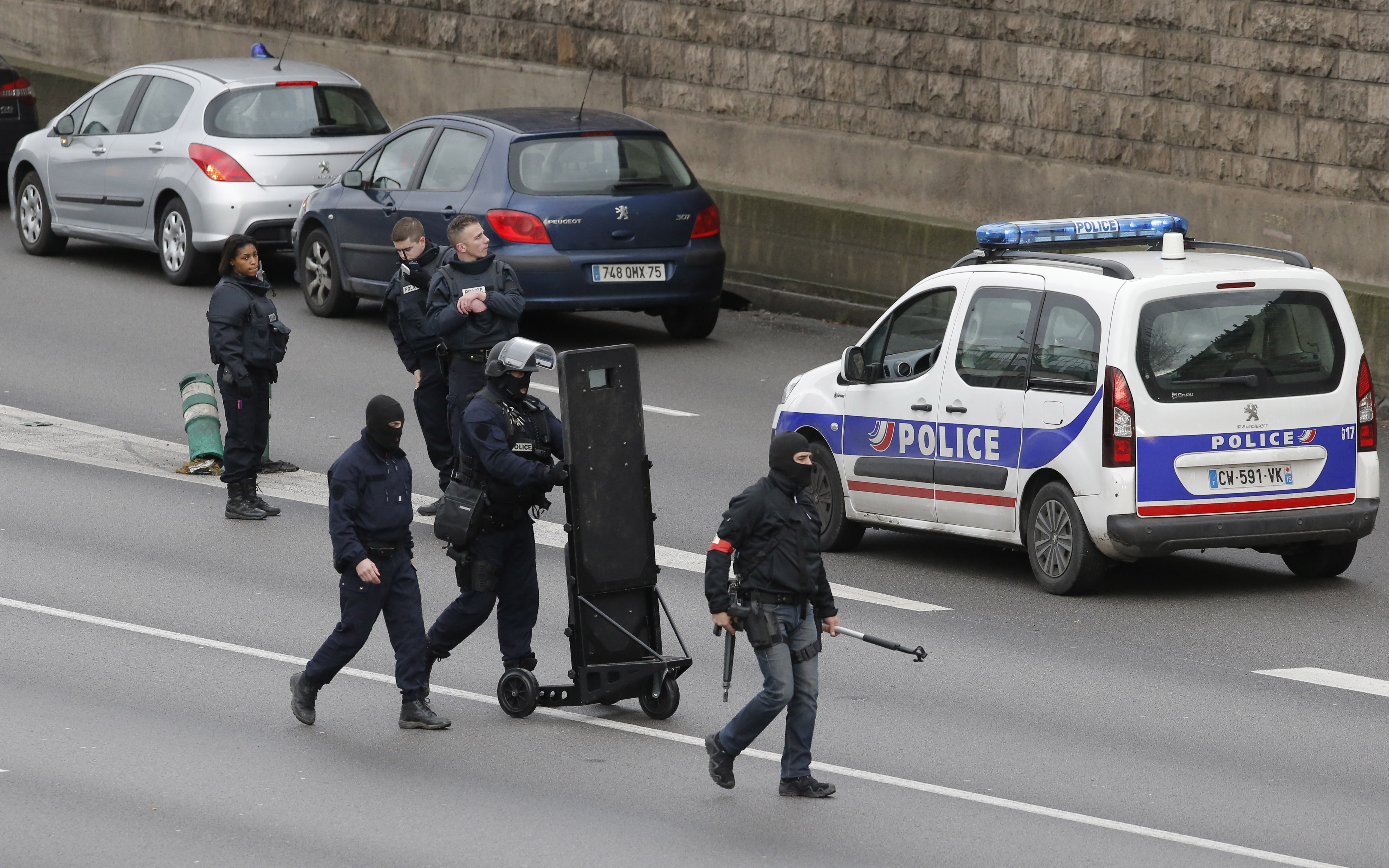 Samtidigt som gisslandramat i butiken gömde sig terroristbröderna i ett tryckeri utanför Paris. Samtidigt som gisslandramat i butiken gömde sig terroristbröderna i ett tryckeri utanför Paris.