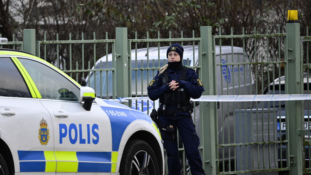 Polis och avspärrningar vid ett flerfamiljshus i Malmö, där ett misstänkt farligt föremål undersöks.
