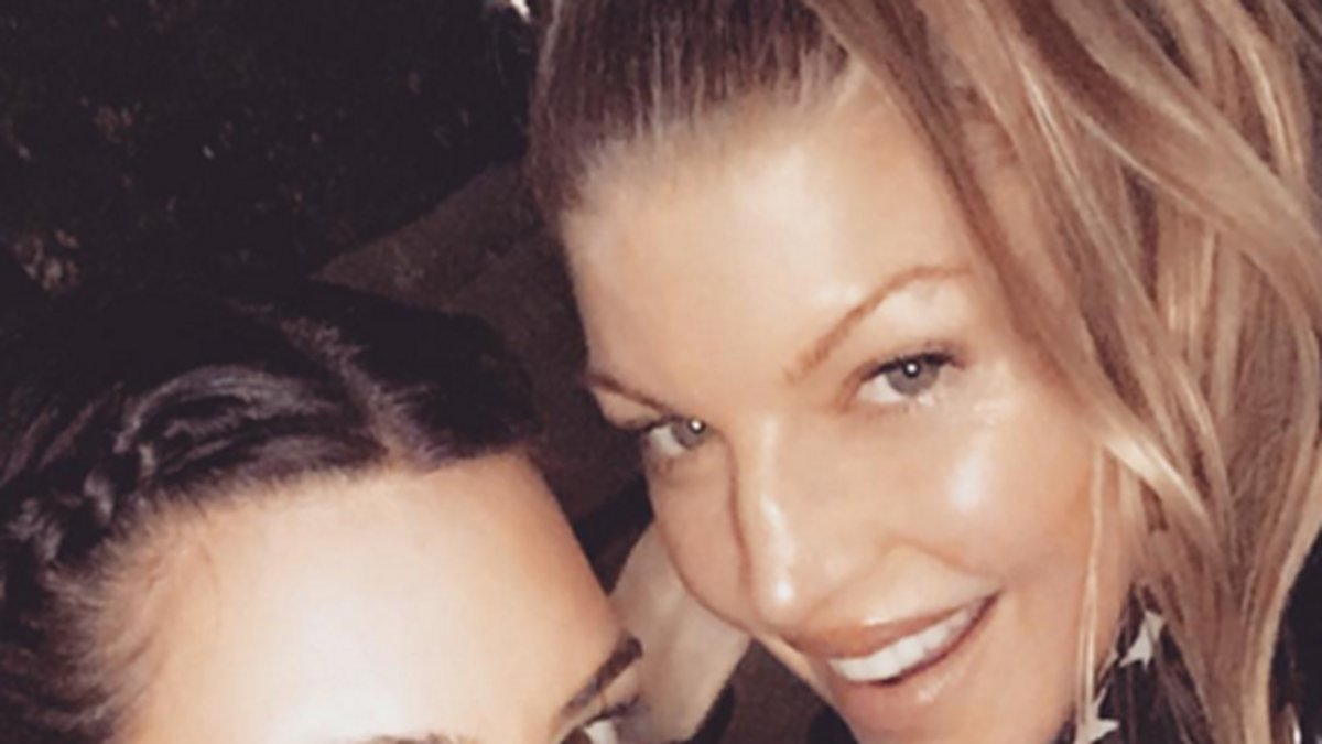 Kim Kardashian hänger med Fergie. 