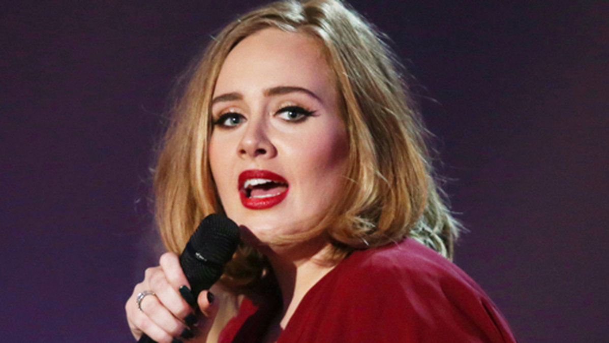 Adele uppträder i London i februari 2016. 